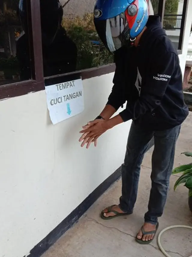 6 Tulisan Cuci Tangan Tanpa Ada Keran Air Ini Bikin Bingung, Kocak