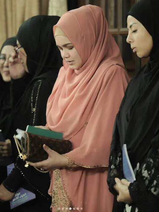 Sebagian besar dari komentar tersebut pastinya berupa doa dan harapan baik untuk kehamilan penyanyi asal negeri jiran Malaysia ini. Mereka mendoakan kehamilan Siti selalu sehat dan dilancarkan segalanya. (Instagram/cdtk)