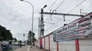 Kendaraan dan pejalan kaki melintas di depan spanduk bertuliskan "Mohon Doa Restu, Lokasi ini akan Dijadikan Kawasan Unggulan Tertib Kota" yang terpampang di sekitar Jatinegara, Jakarta Timur, Rabu (21/3). (Merdeka.com/Iqbal S. Nugroho)