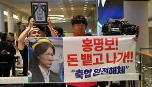 Pulang dari Piala Dunia 2026, Hong Myung-bo Dihujani Umpatan, Ratusan Polisi Berjaga di Bandara Incheon