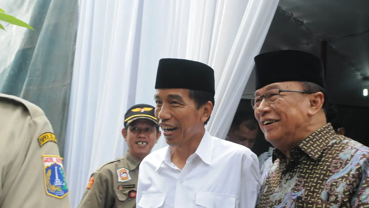 [FOTO] Butuh Dukungan Ulama, Jokowi Tempel Kiayi