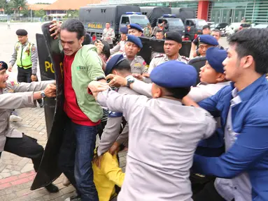 Bentrok terjadi saat aksi mahasiswa menolak pameran mesin rokok di JIEXPO, Jakarta (27/4). Mahasiswa menolak pameran tersebut karena dinilai akan berdampak pada jumlah produksi rokok dan konsumsi rokok di Indonesia. (Liputan6.com/Angga Yuniar)