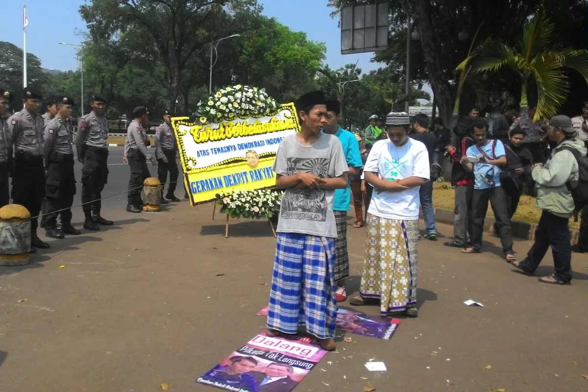 Protes UU Pilkada, 3 Pria Ini Salat Jenazah di Depan Kantor SBY