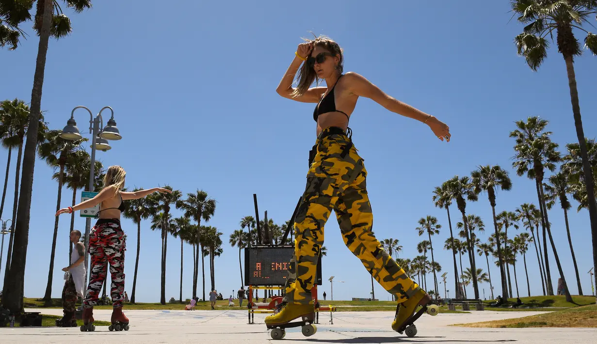 Sejumlah skater berlatih di Pantai Venice, Los Angeles (13/5/2020). Los Angeles County membuka kembali pantai-pantainya pada Rabu dalam pelonggaran terbaru pembatasan coronavirus yang telah menutup sebagian besar ruang publik dan bisnis California selama hampir dua bulan. (AP/Mark J. Terrill)