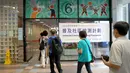 Warga memasuki sebuah gimnasium untuk tes COVID-19 di Hong Kong, China, pada 4 September 2020. Hong Kong meluncurkan program penapisan (screening) besar-besaran untuk membantu mengekang penyebaran COVID-19 serta memulihkan kehidupan normal masyarakat. (Xinhua/Wu Xiaochu)