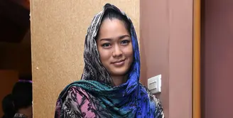 Di mata dunia internasional, Islam dianggap sebagai agama yang mengajarkan kekerasan bahkan berujung teroris, Prisia Nasution pun berpendapat demikian pula. (Galih W. Satria/Bintang.com)