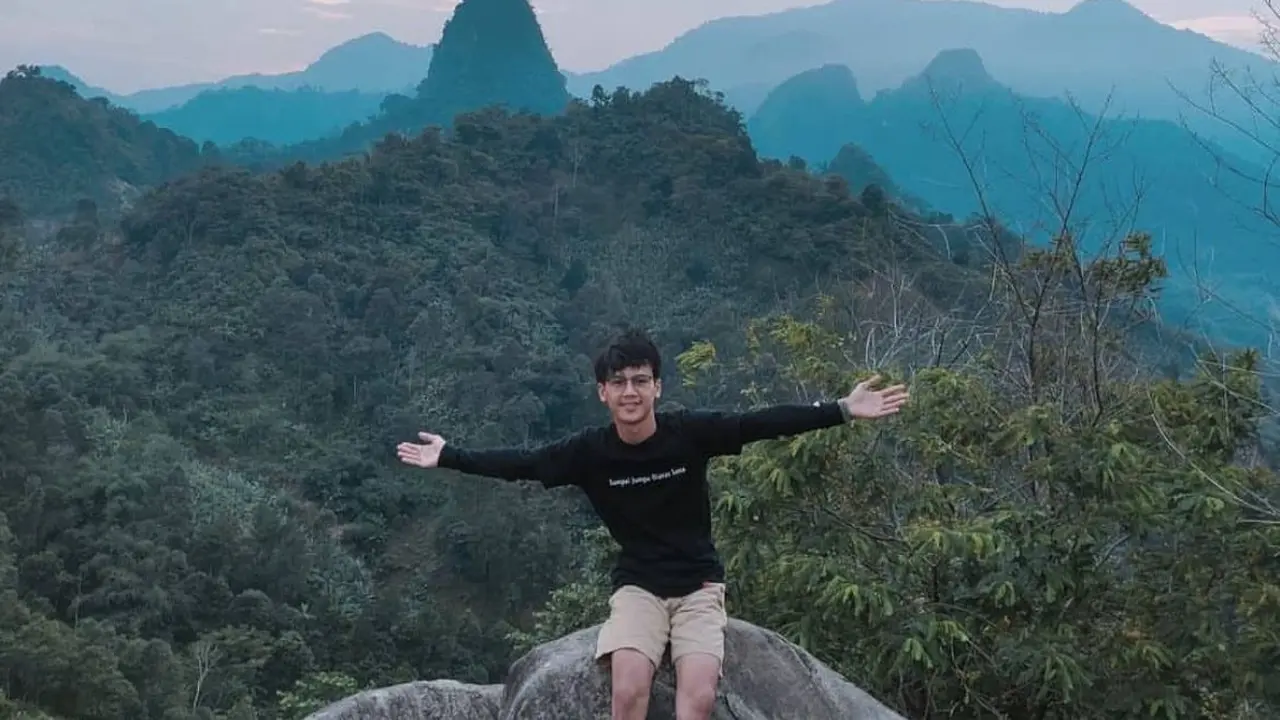 Seorang pendaki di Gunung Kanaga