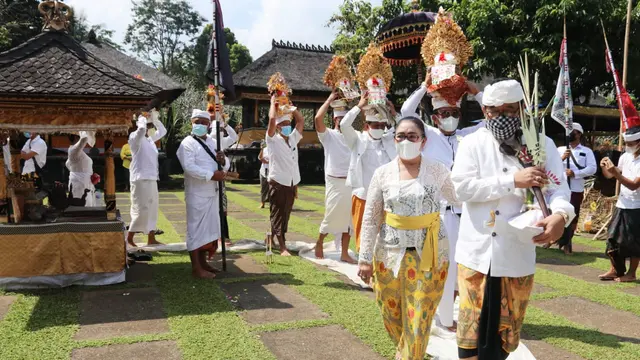 Wagub Bali Cok Ace Saat Jalani Pujawali di Pura Mandhara Giri Semeru Agung