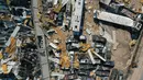 Foto udara menunjukkan kendaraan impor yang rusak akibat ledakan besar di pelabuhan Beirut, Lebanon (26/8/2020). Ledakan besar terjadi pada 4 Agustus yang menyebabkan kerusakan parah di sebagian besar ibu kota Lebanon tersebut. (AFP)