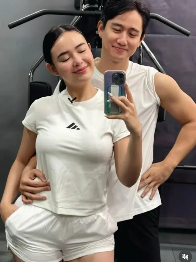Amanda Manopo dan Kenny Austin kompak pakai baju putih. [@amandamanopo]