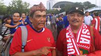 Zulfikar dan Budi Waluyo, warga Bogor yang datang langsung ke Bangkok untuk bisa mendukung perjuangan Timnas Indonesia di Piala AFF 2018. (Bola.com/Benediktus Gerendo Pradigdo)