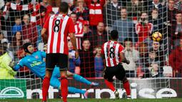 Kiper Arsenal, Petr Cech, gagal menghadang penalti pemain Sunderland, Jermain Defoe, dalam laga Premier League di Stadium of Light, Sabtu (29/10/2016). (Reuters/Russell Cheyne)
