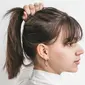 Ilustrasi rambut dikuncir tinggi. (Photo by Scandinavian Biolabs: https://www.pexels.com/photo/woman-in-white-top-holding-hair-to-ponytail-8466562/)