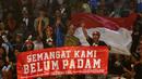 Suporter terus memberikan semangar lewat spanduk untuk mendukung pemain Indonesia pada Turnamen Indonesia Open 2016 di Istora Senayan, Jakarta, Rabu (1/5/2016). (Bola.com/Nicklas Hanoatubun)