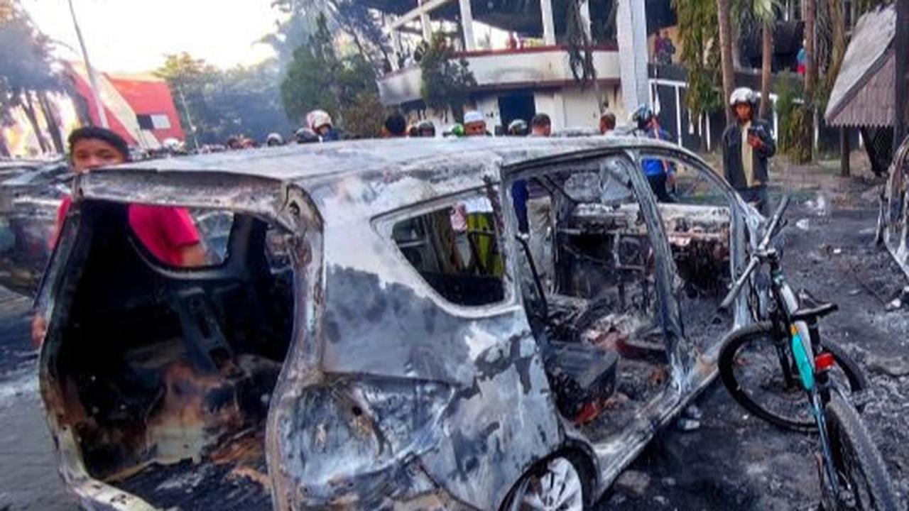 warga jarah barang dari gedung dprd makassar dibakar
