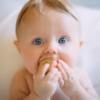 Besarnya lingkar kepala bayi dipercaya memiliki kercerdasan yang lebih baik. (Foto: Unsplash/Colin Maynard)