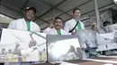 Para legenda olahraga Indoneisa menunjukan foto dirinya masing-masing saat pameran foto legenda di Yogyakarta, Rabu (18/7/2018). Pameran foto tersebut sekaligus peluncuran kampanye Grab "Kemenangan itu Dekat". (Bola.com/M Iqbal Ichsan)