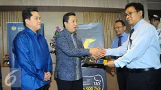 Presiden Direktur PT Adaro Energy Tbk, Garibaldi Thohir (kedua kiri) dan Pengusaha nasional Erick Thohir (kiri) menyerahkan laporan data aset kepada Kepala Kanwil DJP Wajib Pajak Besar, Jakarta, Rabu, (14/9). (Liputan6.com/Angga Yuniar)