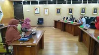 Para Pemegang Polis Asuransi Bumiputera Wilayah Jabodetabek dan Jawa Barat melakukan pertemuan dengan anggota Komisi XI DPR RI Anis Byarwati di Gedung Nusantara I, Jakarta Selatan, pada Rabu (29/7/2020). Dok