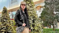 Tahun ini tampaknya akan menjadi hari Natal spesial bagi Sandra Dewi. Pasalnya, ia menghias isi rumahnya dengan pohon Natal yang ia datangkan langsung dari Amerika Serikat. Dalam keterangan Instagram, ibu dua anak itu mengungkapkan rasa bahagianya bisa mendapatkan pohon nobilis fir asli. (Liputan6.com/IG/@sandradewi88)