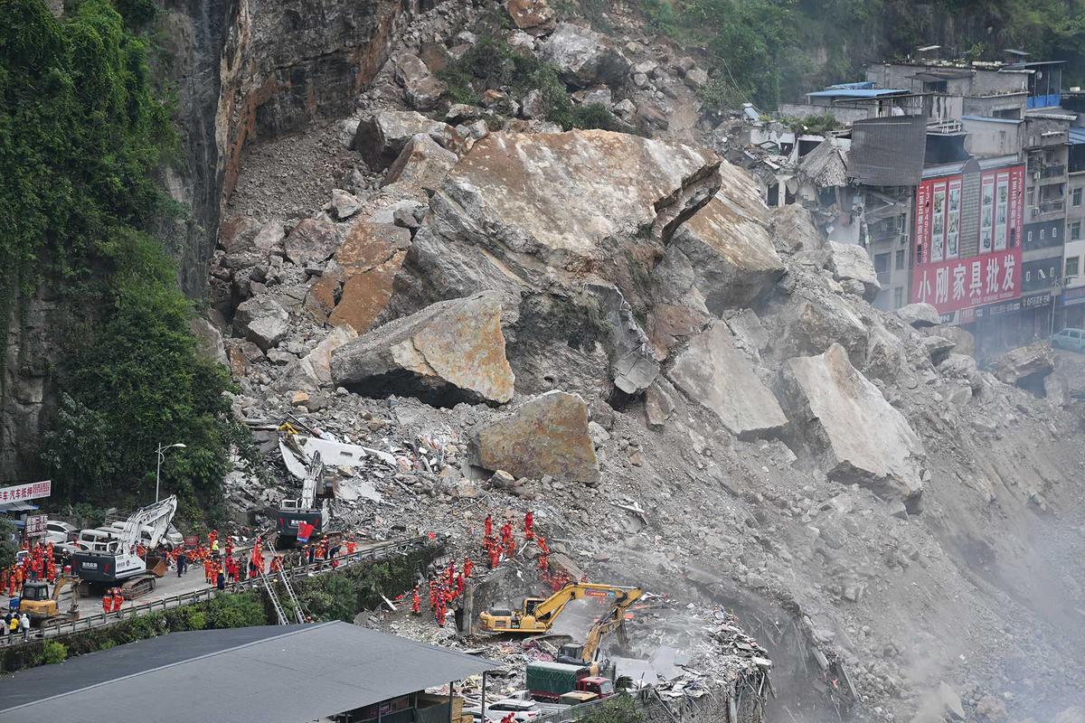 Tebing Bukit Longsor Hantam Permukiman, Puluhan Orang Hilang