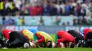 Skuad Timnas Maroko melakukan sujud Syukur setelah pertandingan melawan Prancis pada laga semi final Piala Dunia 2022. (AP Photo/Natacha Pisarenko)
