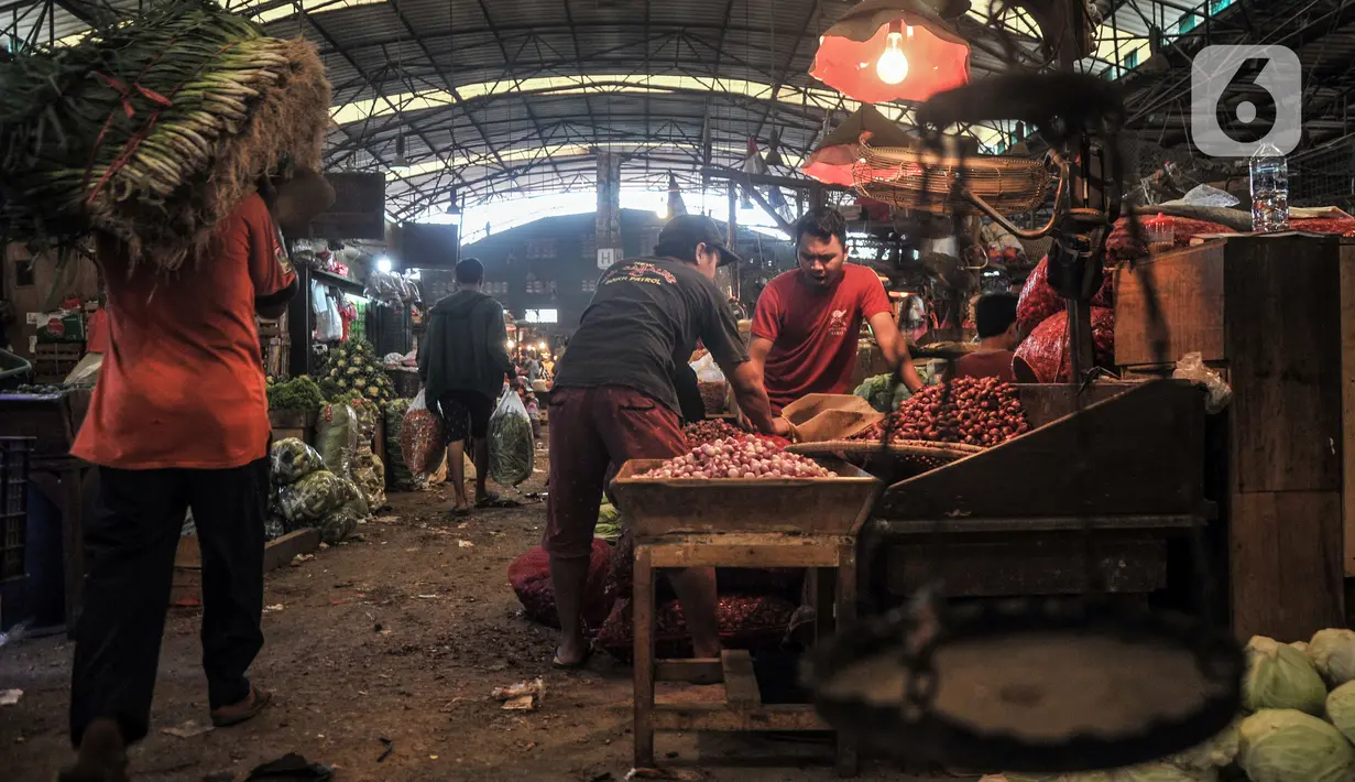 Aktivitas pedagang di Pasar Induk Kramat Jati, Jakarta Timur, Rabu (14/12/2022). Berdasarkan data Pusat Informasi Harga Pangan Strategis (PIHPS) Nasional pada hari ini, sejumlah komoditas menunjukkan kenaikan. (merdeka.com/Iqbal S. Nugroho)