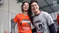 Pasangan Baim Wong dan Paula Verhoeven tersenyum saat mengenakan kaus dukungan untuk aktor Tio Pakusadewo di Pengadilan Negeri Jakarta Selatan, Jalan Ampera Raya, Jakarta, Kamis (28/6). (Liputan6.com/Faizal Fanani)