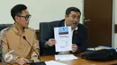Kuasa hukum Eko Patrio memperlihatkan salah satu media yang memberitakan tidak benar saat memberikan keterangan pers di gedung Dewan Pres, Jakarta, Rabu (21/12). (Liputan6.com/Herman Zakharia)