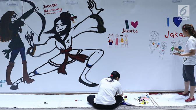 Penyandang disabilitas melukis mural di kanvas sepanjang 20 meter di Balai Kota DKI Jakarta, Kamis (11/10). Kegiatan tersebut diadakan sebagai sarana untuk para penyandang disabilitas berkarya. (Liputan6.com/Immanuel Antonius)