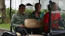 Menpora Imam Nahrawi dan pemain timnas U-19 Egy Maulana Vikri seusai memenuhi undangan Presiden Jokowi di Istana Merdeka, Jumat (23/3). Kompak mengenakan batik berwarna hijau, Imam dan Egy menebar senyuman kepada awak media. (Liputan6.com/Angga Yuniar)