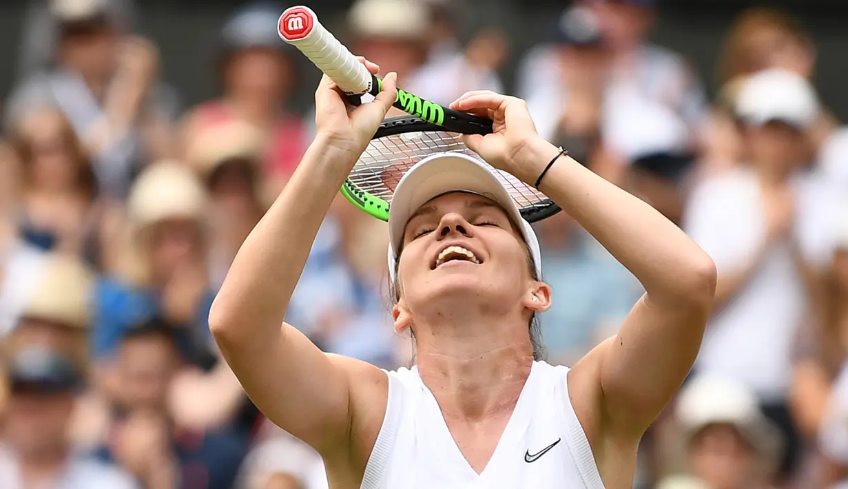 Petenis Rumania Simona Halep berselebrasi usai menang atas petenis Ukraina Elina Svitolina pada semifinal Wimbledon 2019 di All England Lawn Tennis Club, Kamis (11/7/2019). Simona Halep menjadi wanita pertama Rumania yang mencapai final tunggal Wimbeldon menang 6-1, 6-3. (Daniel LEAL-OLIVAS/AFP)