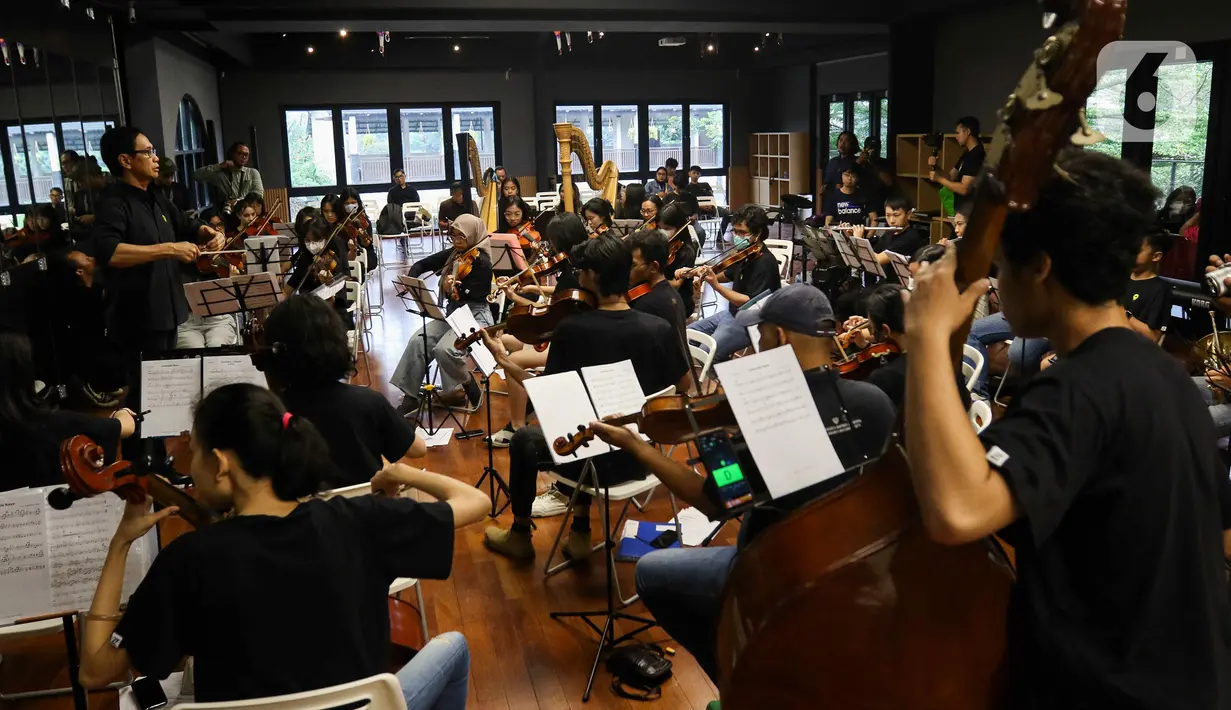 Sejumlah remaja berlatih orchestra untuk persiapan penampilan konser A Night of Light di Gripastudio, Jakarta, Sabtu (4/11/2023). (Liputan6.com/Herman Zakharia)