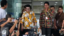 Wakil Ketua KPK Basaria Panjaitan mengantarkan Ketua Komnas HAM Imdadun Rahmat usai melakukan kunjungan terkait dugaan penyelewengan anggaran Komnas HAM, Jakarta, Rabu (2/11). (Liputan6.com/Johan Tallo)
