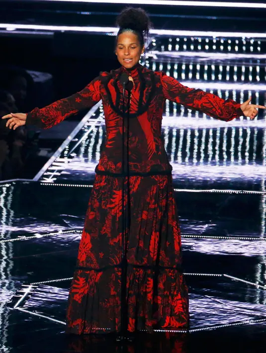 Penampilan Alicia Keys di panggung ajang bergengsi MTV Video Music Awards 2016 di New York, Minggu (28/8). Malam itu, Alicia Keys hadir membacakan penerima penghargaan Best Male Video yang dimenangkan oleh Calvin Harris. (REUTERS/Lucas Jackson)