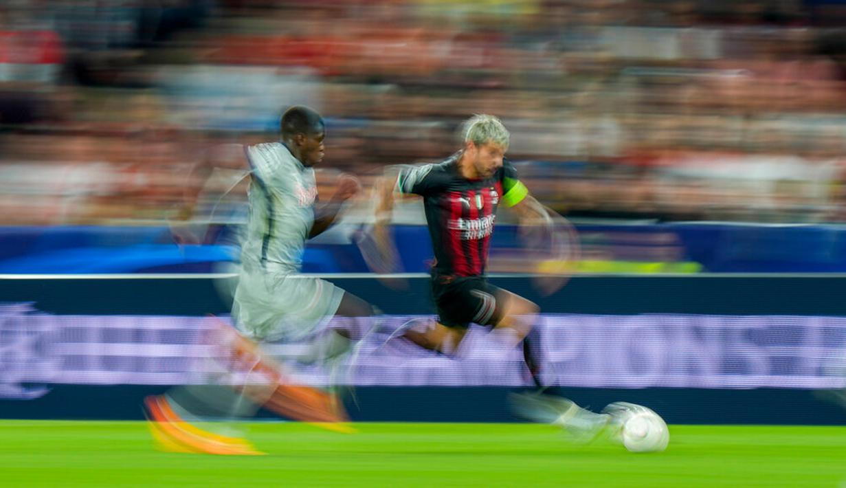 Pemain RB Salzburg Andreas Ulmer (kiri) berebut bola dengan pemain AC Milan Theo Hernandez pada pertandingan sepak bola Grup E Liga Champions di Stadion Salzburg, Salzburg, Austria, 6 September 2022. Pertandingan berakhir imbang 1-1. (AP Photo/Florian Schrotter)