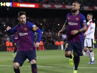 Striker Barcelona, Lionel Messi, melakukan selebrasi usai membobol gawang Rayo Vallecano pada laga La Liga di Stadion Camp Nou, Sabtu (9/3). Barcelona menang 3-1 atas Rayo Vallecano. (AP/Manu Fernandez)