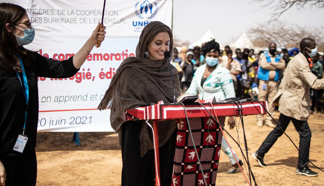 Aktris Angelina Jolie, utusan khusus PBB untuk UNHCR, memberikan pernyataan di kamp Goudebou, utara Burkina Faso, 20 Juni 2021. Kunjungan Angelina Jolie ini sekaligus memperingati Hari Pengungsi Sedunia, yang diperingati setiap 20 Juni. (OLYMPIA DE MAISMONT/AFP)