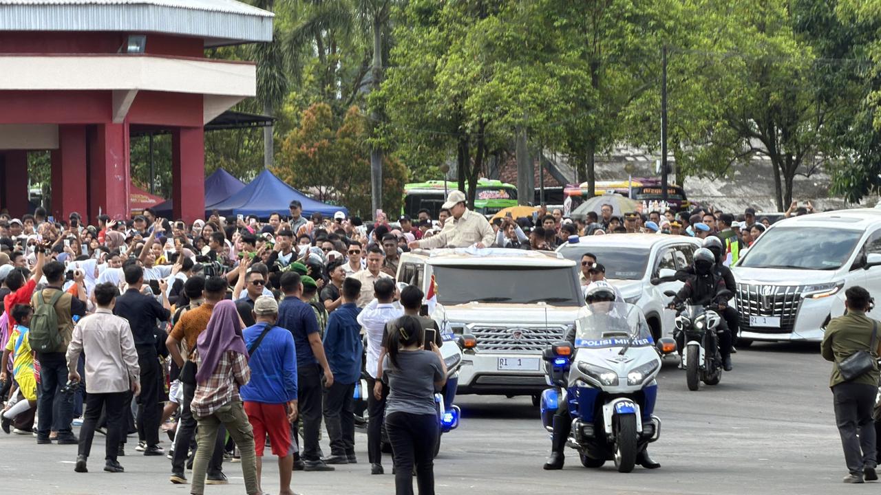 Momen Prabowo Pulang Kampung ke Banyumas, Bagi-Bagi Kaos hingga Ziarah ke Makam Kakek