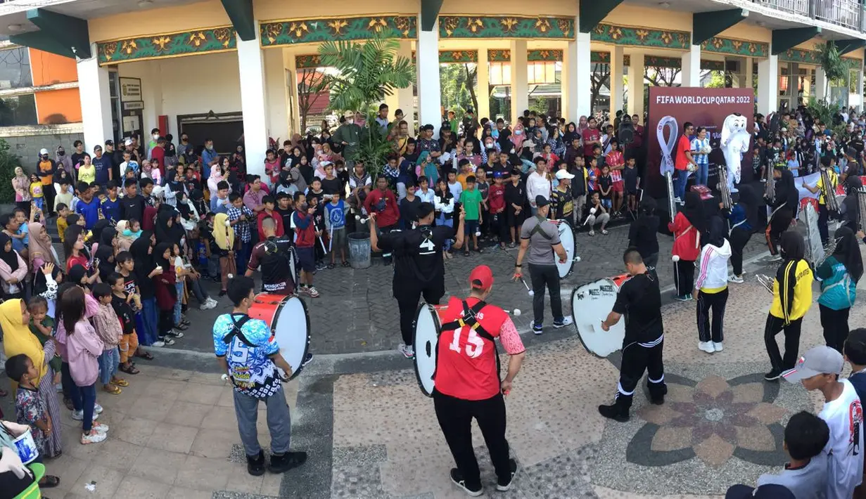 Maskot Piala Dunia 2022, La'eeb bersama marching band FKPPI Banjarmasin saat menghibur warga di CFD Menara Pandang di kota Banjarmasin. Minggu (30/10/2022) pagi. La'eeb sebelumnya sudah menyapa warga Banjarmasin di Pasar Baru, masjid raya Sabilal, dan pasar Anyar. Sabtu (29/10/2022) kemarin. (FOTO: Dok. SCM)