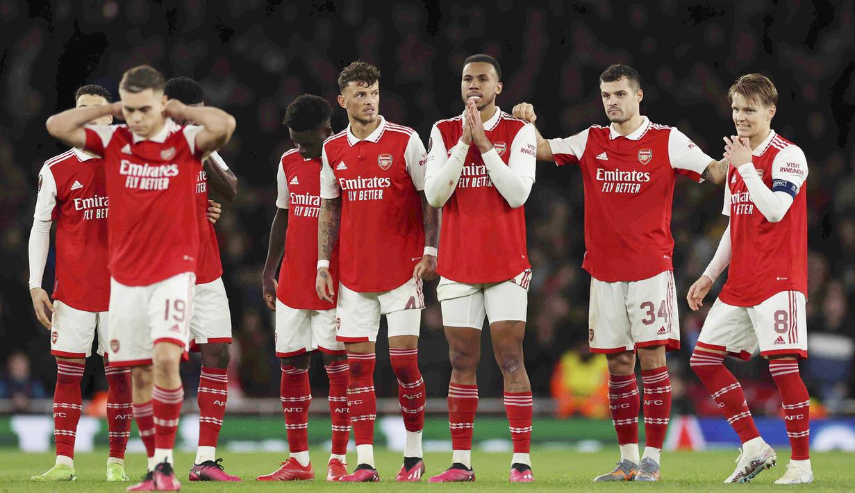 Pemain Arsenal tampak kecewa setelah kalah adu penalti dari Sporting CP pada leg kedua babak 16 besar Liga Europa di Stadion Emirates, Jumat (17/3/2023). (AP Photo/Ian Walton)