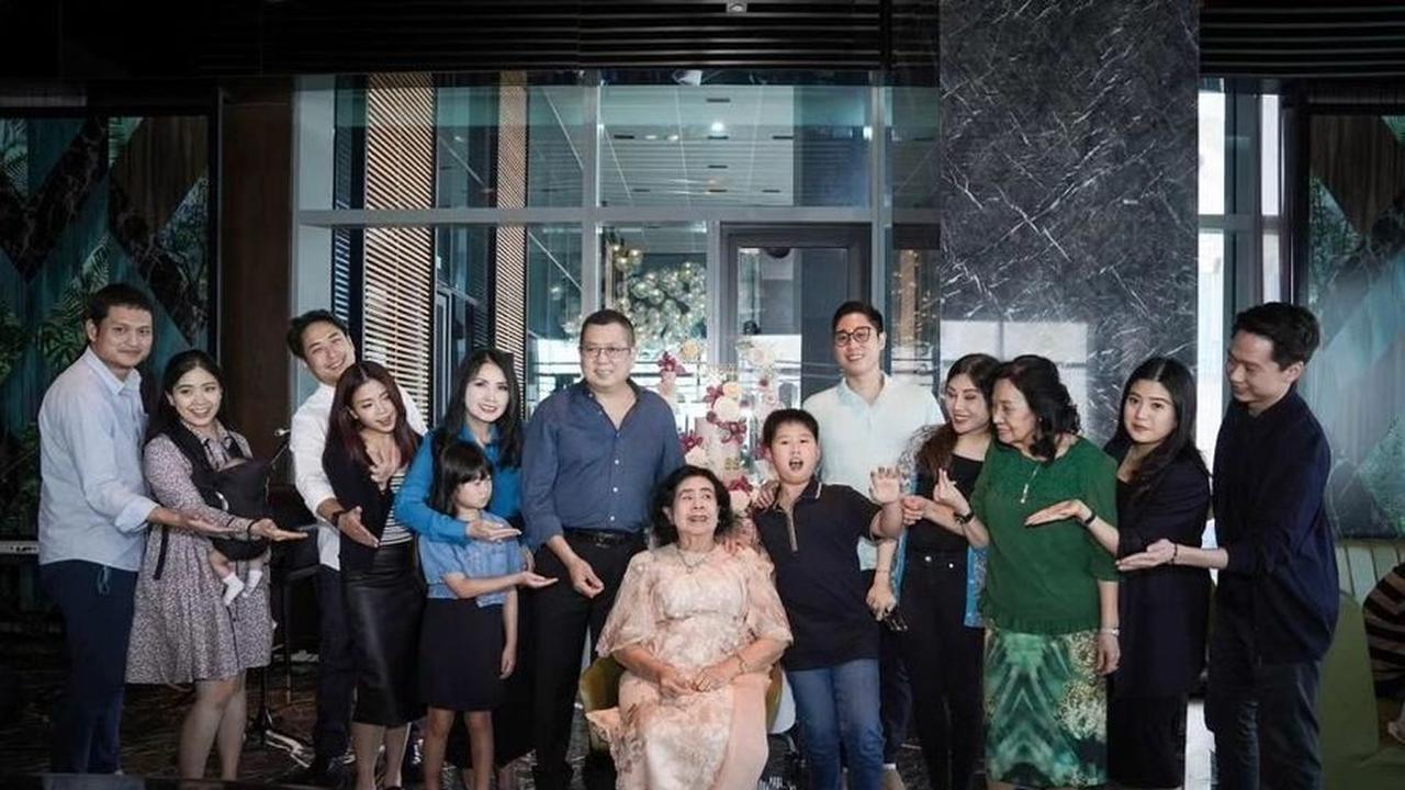 Masih Tetap Cantik dan Sehat, Berikut 8 Potret Ulang Tahun Nenek Valencia Tanoe yang Kini Berusia 88 Tahun