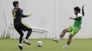Pemain Bhayangkara FC, Ilham Udin, melepas tendangan saat latihan di Lapangan ABC Senayan, Jakarta, Rabu (13/2). Latihan ini merupakan persiapan Piala Indonesia dan Piala Presiden. (Bola.com/Yoppy Renato)