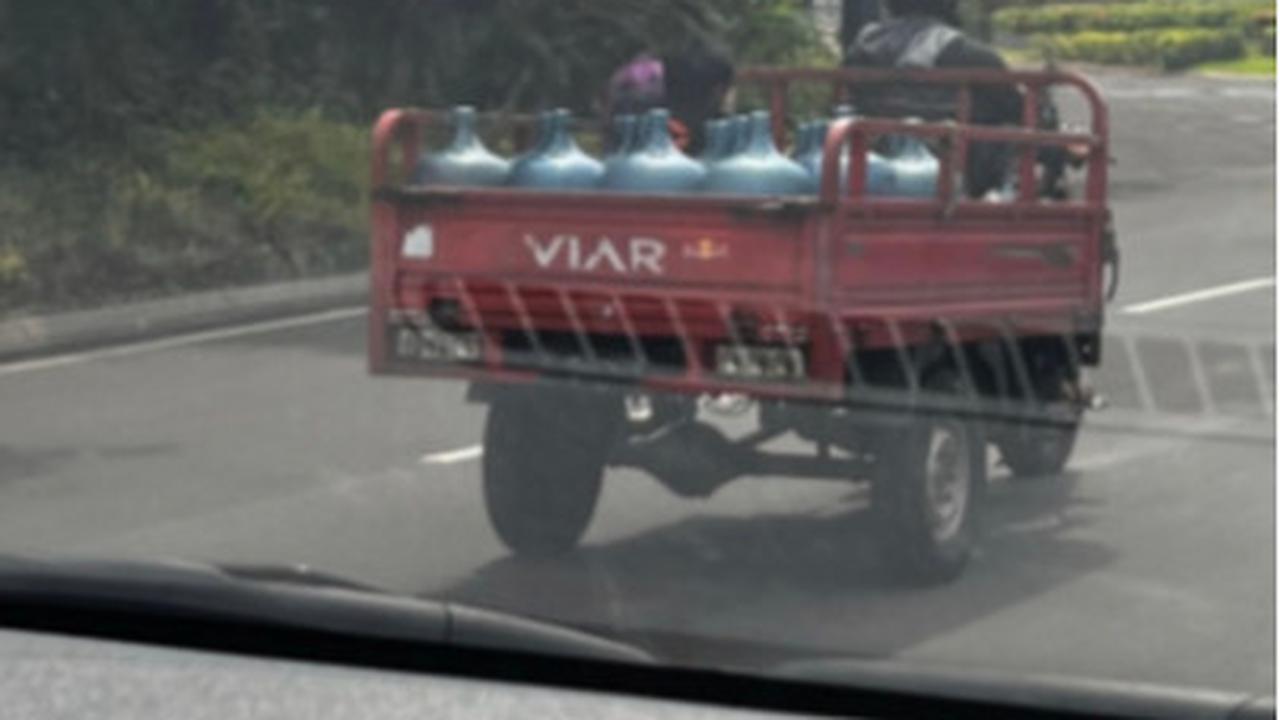 Sebaliknya, saat mendapati kendaraan berukuran kecil dengan isian galon sewajarnya, sang kekasih nampak biasa saja. Sosoknya bahkan menuturkan jika pemandangan di hadapannya kala itu kurang lucu.