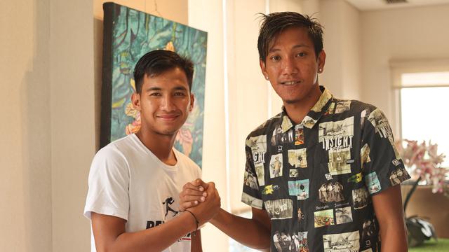 Gelandang Persiraja, Muhammad Nadhiif dan bek AHHA PS Pati FC, Syaiful Indra Cahya.