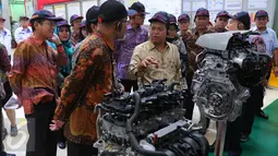 Ketua Komite Ekonomi dan Industri Nasional (KEIN), Soetrisno Bachir bersama rombongan meninjau proses perakitan kendaraan di pabrik PT Toyota Motor Manufacturing Indonesia (TMMIN) Sunter I di Jakarta, Senin (9/5). (Liputan6.com/Angga Yuniar)