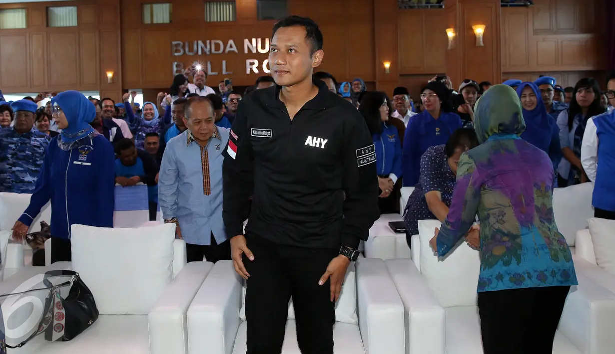 Agus Harimurti Yudhoyono menghadiri acara konsolidasi pengurus Partai Demokrat dan relawan pasangan cagub-cawagub DKI, Agus Harimurti Yudhoyono-Sylviana Murni, di Jakarta, Rabu (5/10). Acara dipimpin Susilo Bambang Yudhoyono. (Liputan6.com/Johan Tallo)