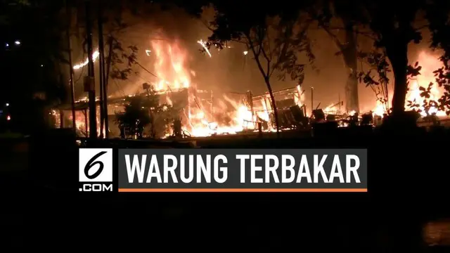 Kebakaran besar melanda puluhan warung di Bekasi Timur hari Kamis (18/7) malam. Api diduga berasal dari pembakaran sampah yang menyambar kayu bangunan.
