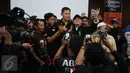 Cagub DKI Jakarta, AgusHarimurtiYudhoyono (AHY-tengah) berfotobersamapendukungnyausaibertemutokohkoalisitujuhpartai non parlemen di Jakarta, Sabtu (28/1). Selainbertatapmuka, AHY jugamemaparkanvisimisinya. (Liputan6.com/HelmiFithriansyah)