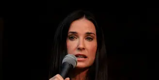  Seorang lelaki ditemukan tewas di kolam renang Demi Moore, polisi menemukan mayat laki-laki berusia 21 tahun tersebut pada dasar kolam. (Bintang/APE)